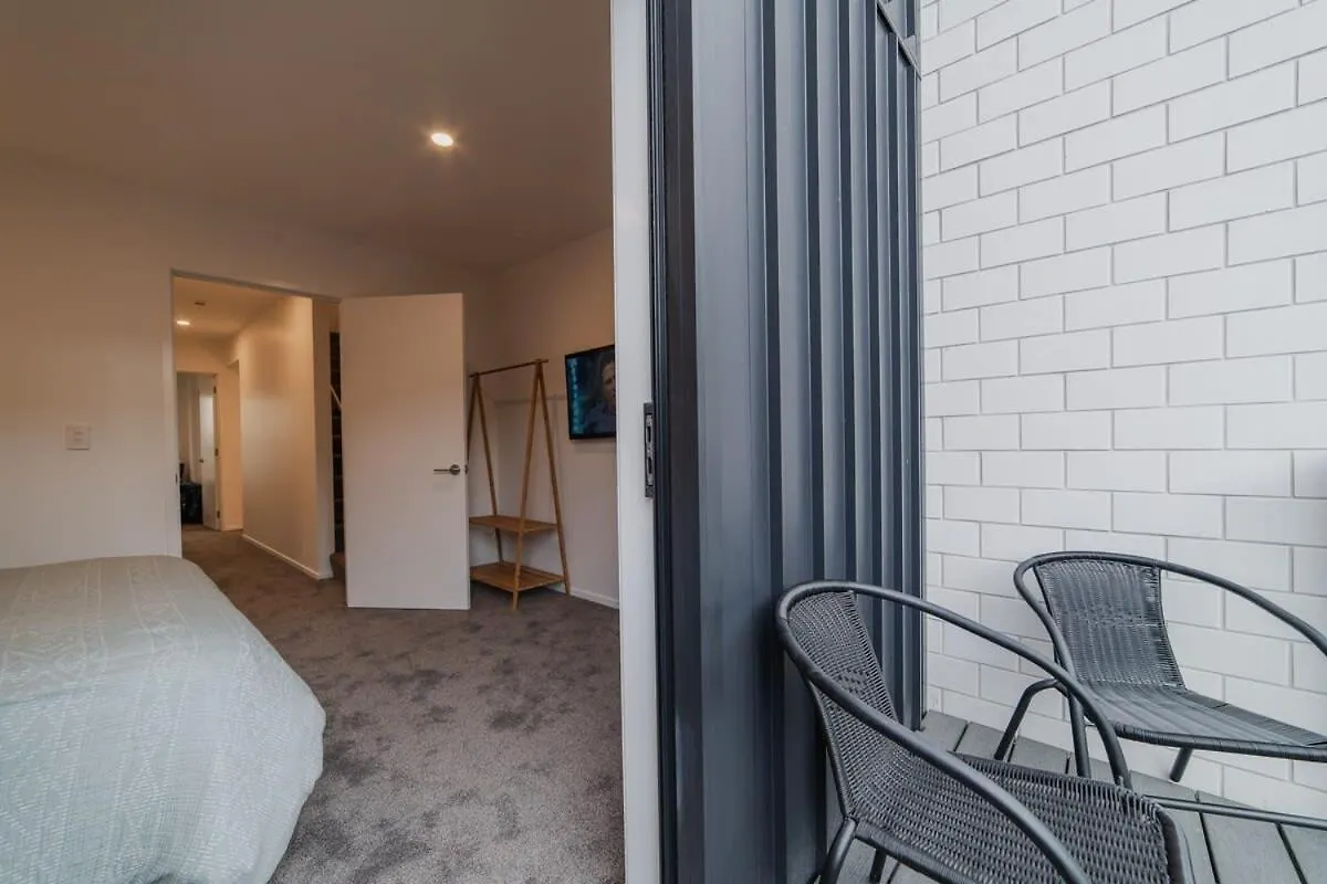 Downtown Bliss - 4-Br Retreat Amidst The Cityscape Christchurch