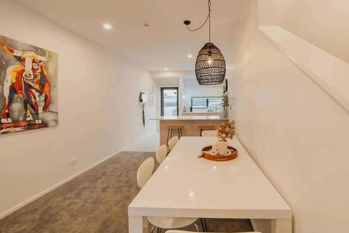 Downtown Bliss - 4-Br Retreat Amidst The Cityscape Christchurch