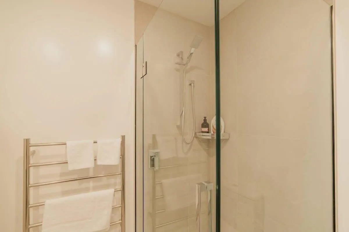 Downtown Bliss - 4-Br Retreat Amidst The Cityscape Christchurch